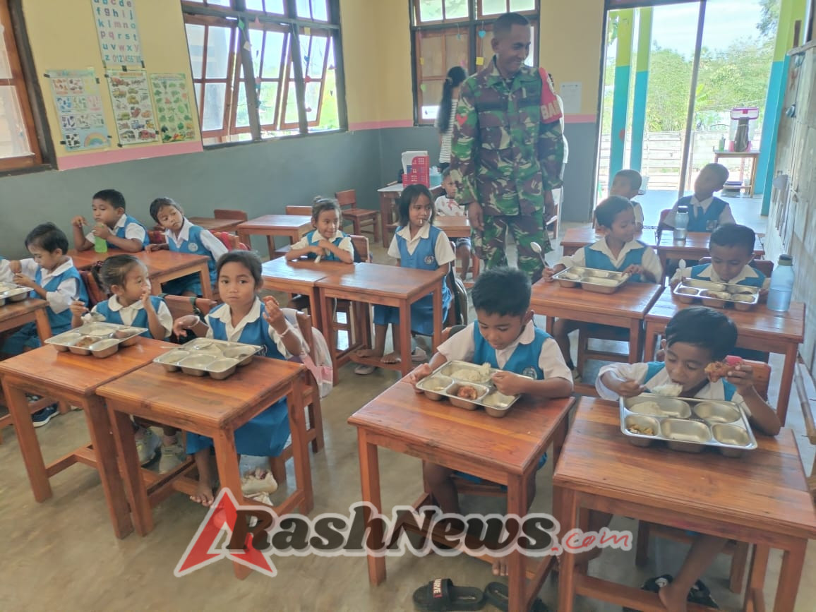 Wujud Kepedulian Terhadap Generasi Muda, Babinsa Dampingi Pembagian Makanan Bergizi di Pantai Baru
