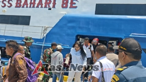 Babinsa Lakukan Monitoring Keamanan Saat Sandarnya Kapal Expres Bahari 8E di Pelabuhan Ba’a