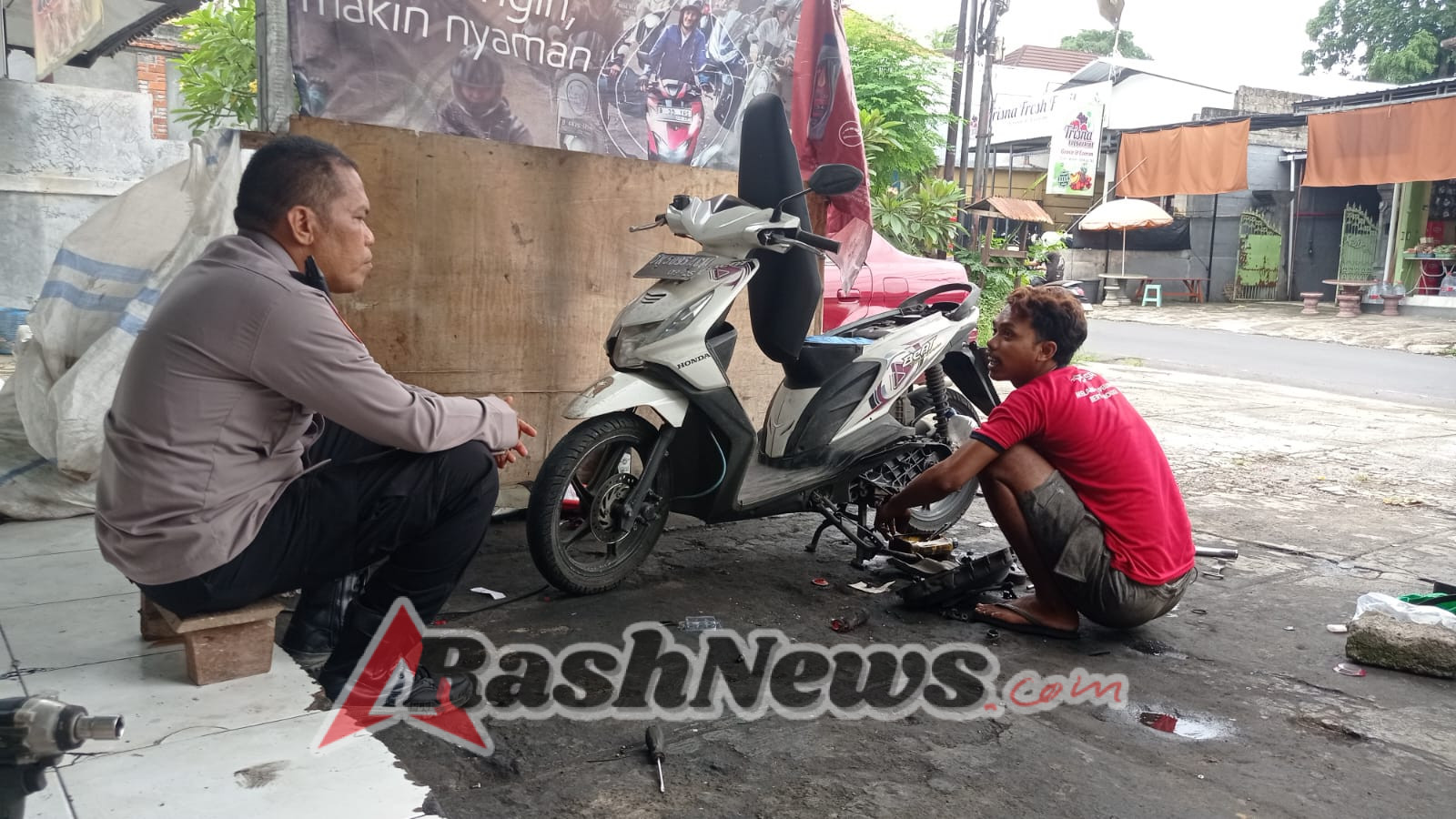 Bhabinkamtibmas Desa Bungaya Kangin  Sambang dan Perkuat Koordinasi Kamtibmas Dengan warga Masyarakat.