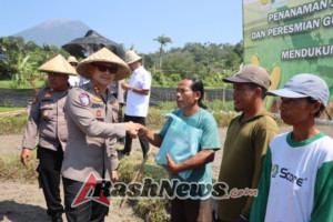 Kapolres Karangasem Berikan Bantuan Sembako kepada Petani Baja Tani Sebelum Penanaman Jagung Serentak