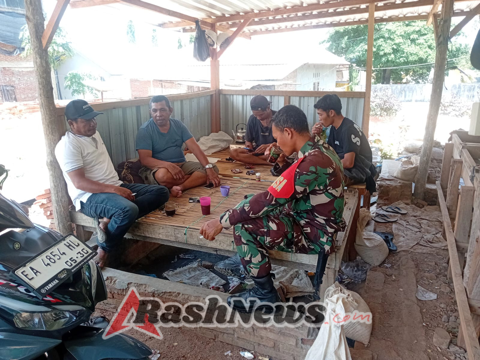 Babinsa Koramil 1628-01/Taliwang Gelar Komsos, Bangun Kesadaran Warga Soal Kamtibmas