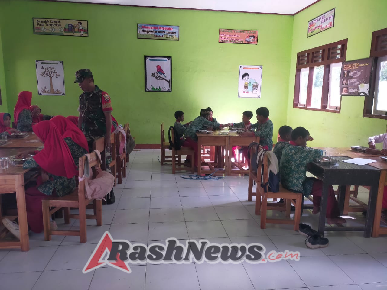 Babinsa Taliwang Wujudkan Kepedulian Gizi Anak Lewat Program Makan Bergizi Gratis