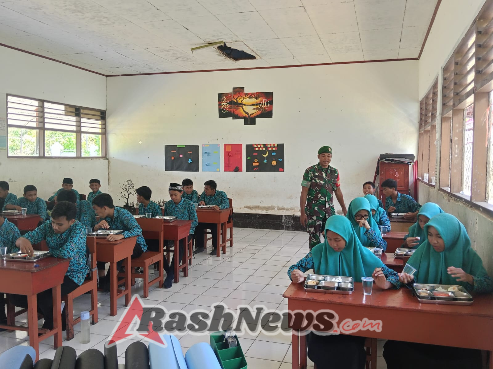 Babinsa Serda Sukardin Pastikan Kegiatan MBG di MTS Al-Qalam Berjalan Lancar