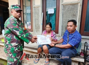 Babinsa Sulahan Bersama Perangkat Desa Salurkan BLT-DD Tahap X Secara Door to Door dengan Humanis