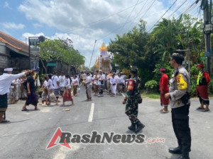 Babinsa Kawal Upacara Pelebon Tokoh Agama di Desa Kemenuh