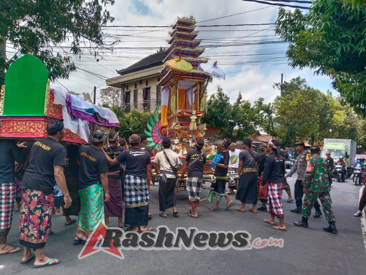 Babinsa Samplangan Jaga Ketertiban Iring-Iringan Upacara Ngaben