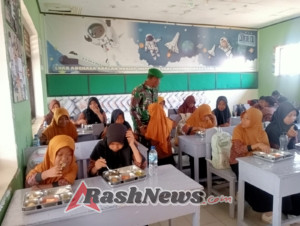 Tingkatkan Gizi Anak Sekolah, Babinsa Desa Beru Hadiri Kegiatan Makan Bergizi Gratis