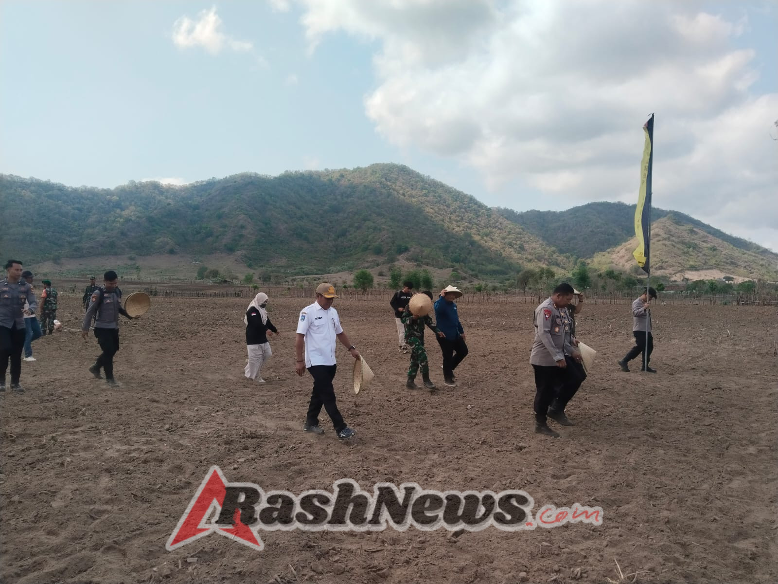 Turun ke Sawah, Danramil Poto Tano Beri Teladan dalam Gerakan Tanam Jagung Serentak