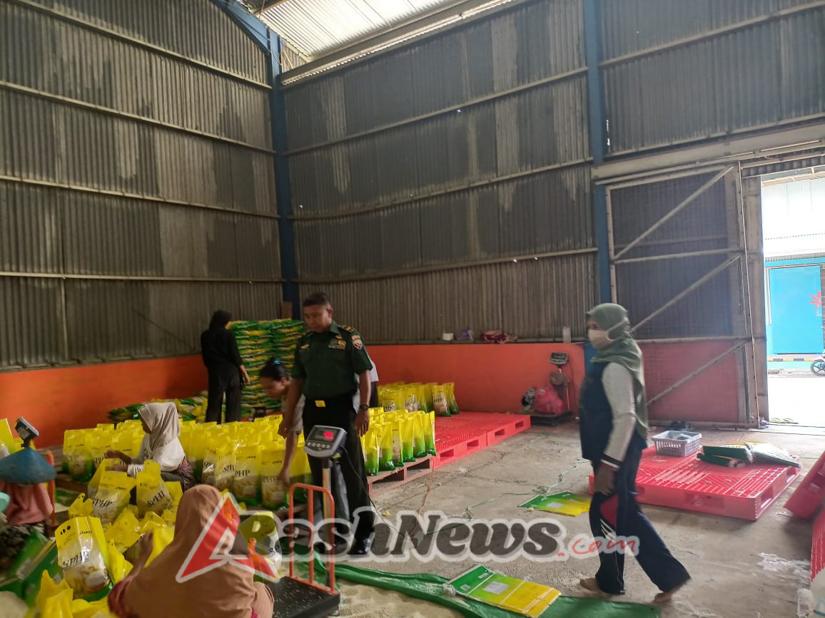 Letda Inf Abubakar Tinjau Proses Pengemasan Beras SPHP di Dompu