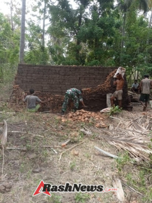 Komsos Babinsa Baranusa Wujudkan Kebersamaan TNI dan Masyarakat Desa Illu