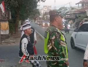 Wujud Kepedulian Babinsa Sinabun dalam Pengamanan Upacara Adat Nyekar di Pantai Desa Kerobokan