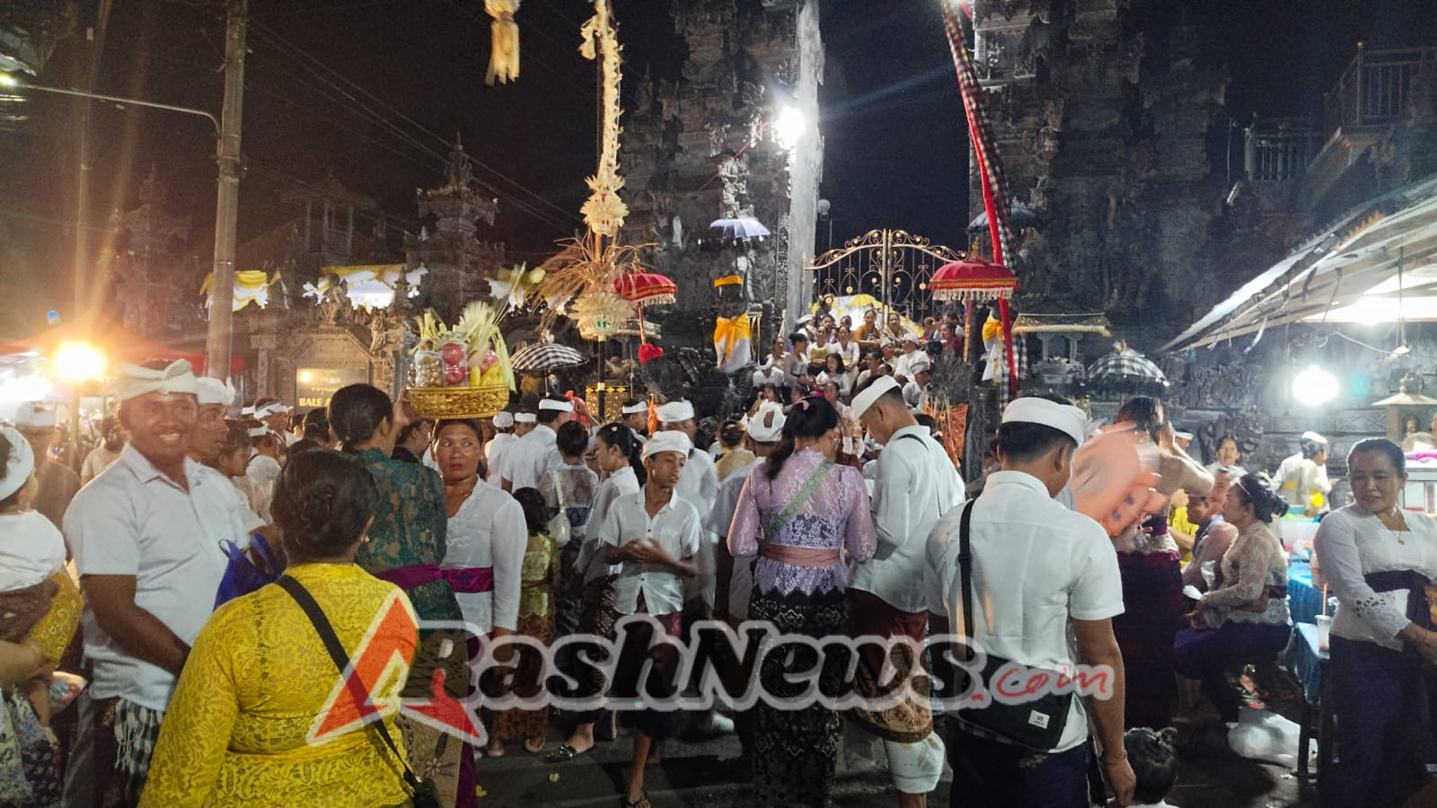 Babinsa Depeha Pastikan Rangkaian Puodalan Pura Bale Agung Desa Depeha Berjalan Aman dan Khidmat