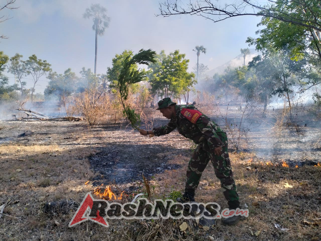 Babinsa 1623-08/Kubu ikut padamkan api kebakaran lahan.