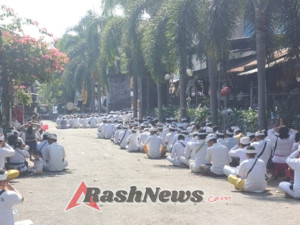 Berikan rasa aman dan nyaman, Babinsa 1623-01/Karangasem amankan upacara keagamaan.