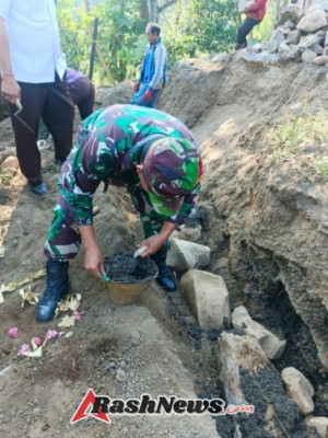 Warga terima bantuan bedah rumah, Babinsa Desa Ban turut bantu pengerjaan pondasi.