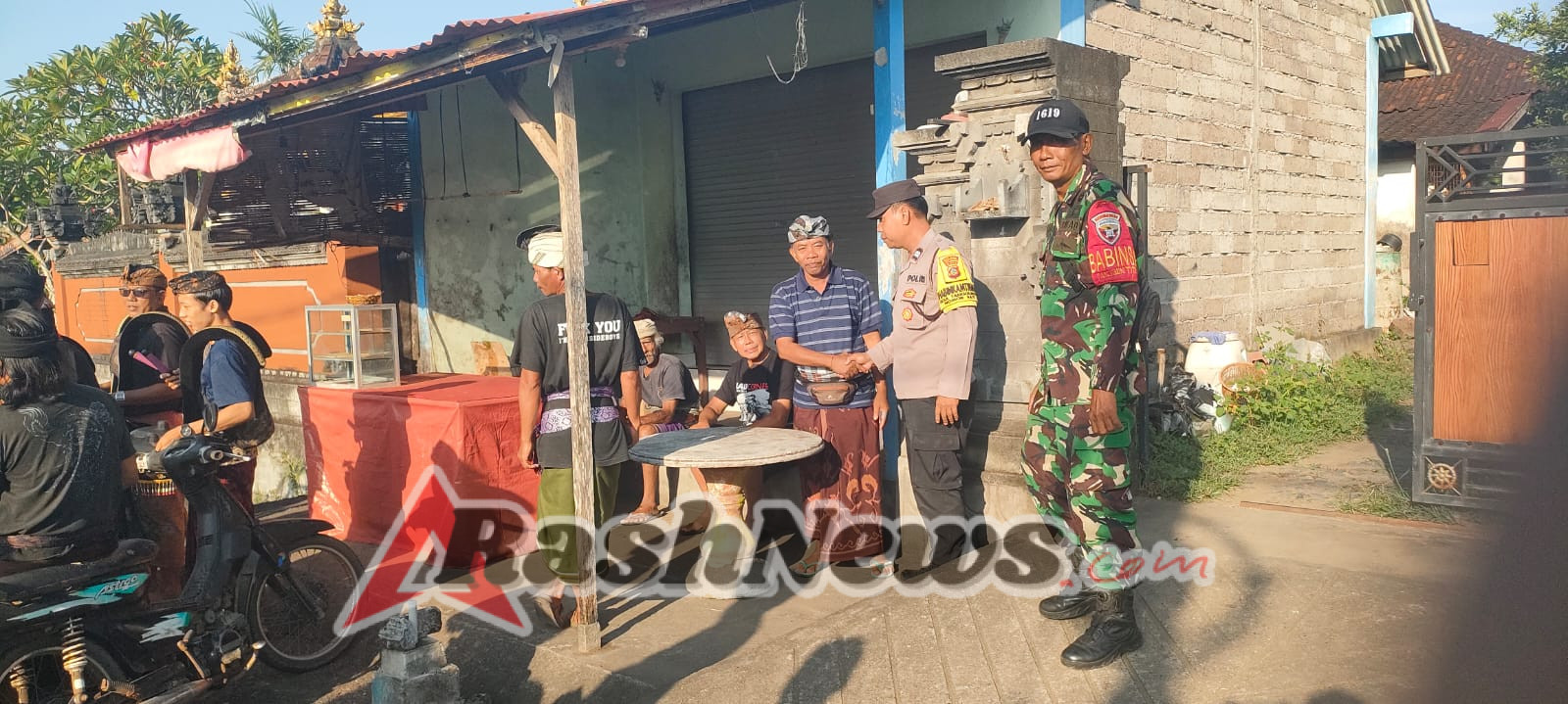 Bhabinkamtibmas desa Tangguntiti bersama Pecalang amankan upacara Pitra Yadnya pengabenan