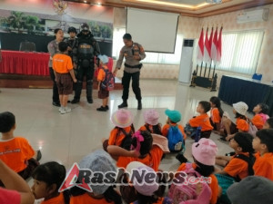 Sat Samapta Polres Tabanan Kenalkan Fungsi Polisi dan Peragaan Kostum Dalmas kepada Anak-Anak TK Bali Primary School