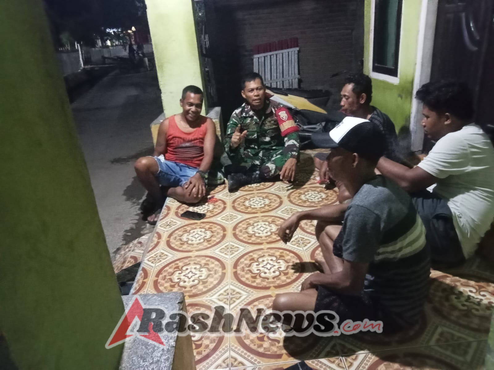 Babinsa Koramil 1608-01/Rasanae Patroli dan Kongkow-Kongkow Jaga Keamanan Lingkungan