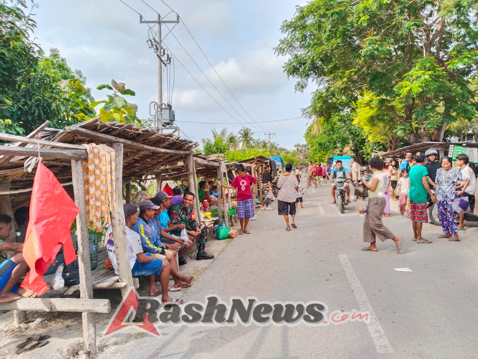 Babinsa Rote Ndao Pastikan Kegiatan Jual Beli di Pasar Kuli Berjalan Aman dan Lancar