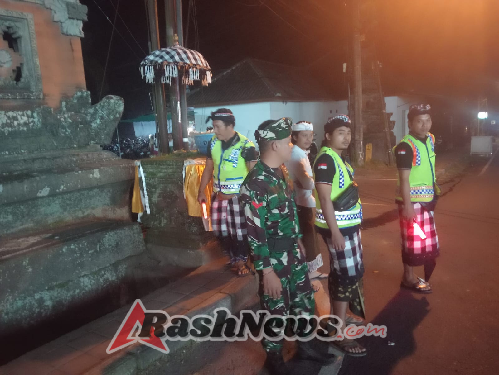 Perkuat Nilai Kebersamaan, Babinsa Kawal Upacara Piodalan di Desa Adat Sanding