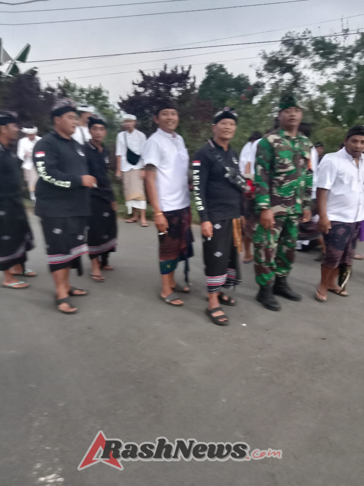 Babinsa Kerta Ikut Lestarikan Tradisi Leluhur Lewat Pengamanan Upacara Dewa Yadnya