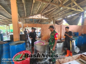 Babinsa Koramil 1602-01/Ende Dampingi Pekerja Pabrik Tahu Tempe untuk Ciptakan Lingkungan Aman dan Bersih