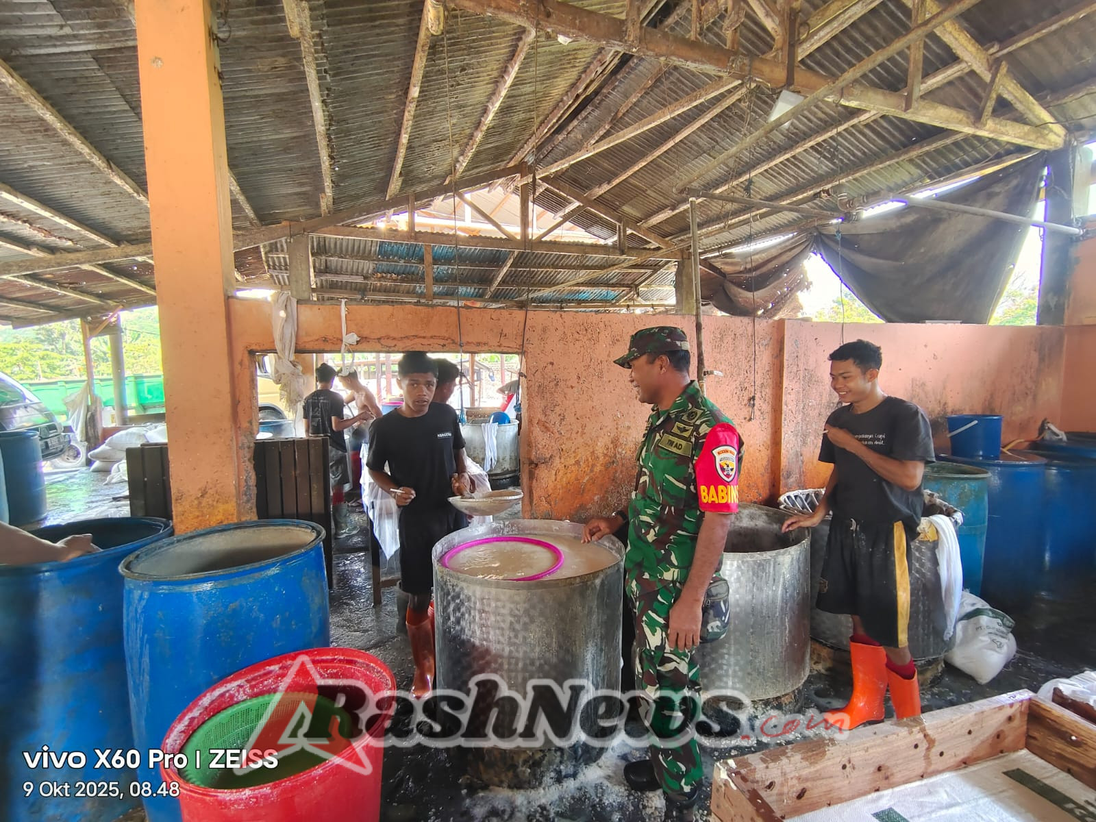 Babinsa Koramil 1602-01/Ende Dampingi Pekerja Pabrik Tahu Tempe untuk Ciptakan Lingkungan Aman dan Bersih