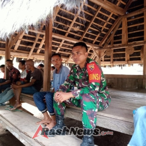 Pererat Kemanunggalan TNI-Rakyat, Babinsa Kodim 1602/Ende Gelar Komsos di Lio Timur