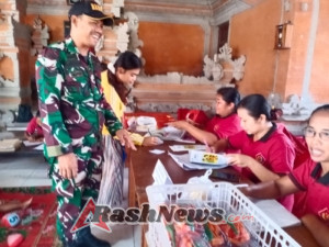 Perkuat Upaya Cegah Stunting, Babinsa Siangan Hadiri Kegiatan Posyandu Rutin