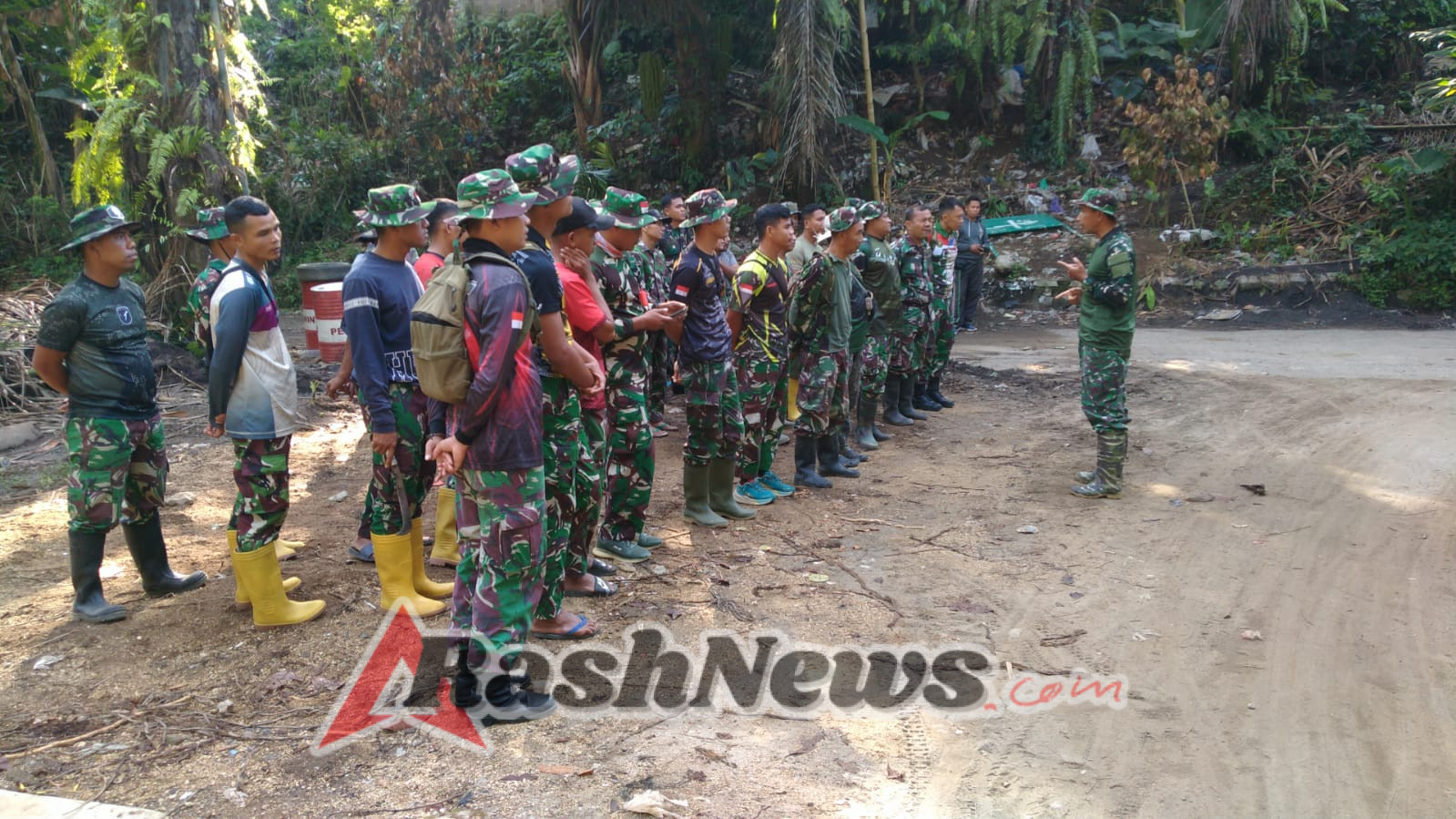 Gotong Royong Kian Kuat, Sejumlah Personel Tambahan TNI Bangun Desa Giri Madia