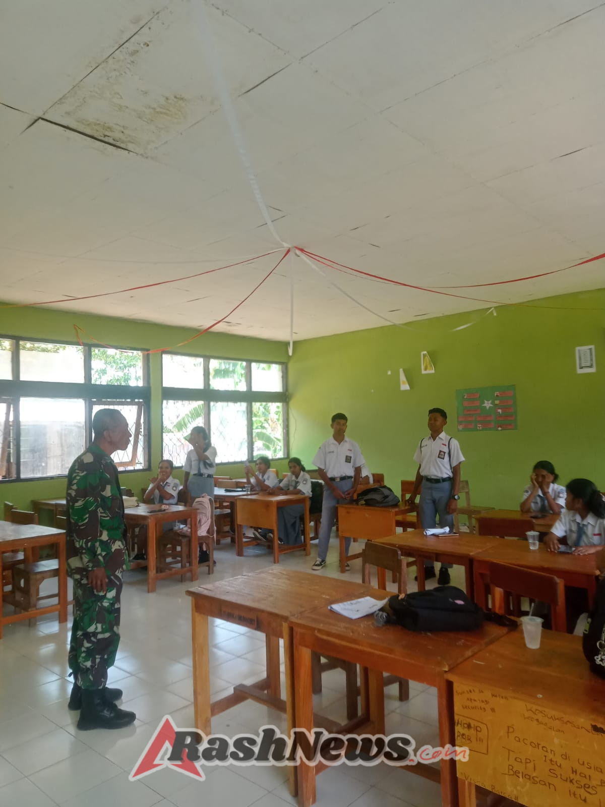 Tumbuhkan Semangat Bela Negara, Babinsa Baa Motivasi Pelajar Lobalain Jadi Anggota TNI