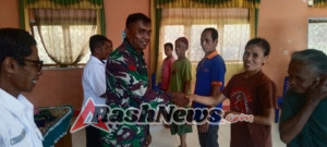 Babinsa Koramil 1624-01/Larantuka Dampingi Penyaluran BLT di Desa Blepanawa