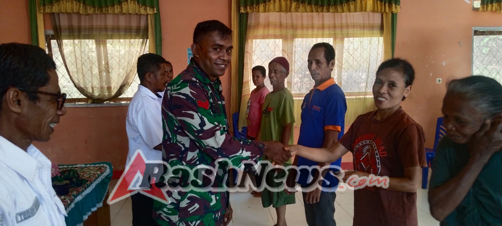 Babinsa Koramil 1624-01/Larantuka Dampingi Penyaluran BLT di Desa Blepanawa