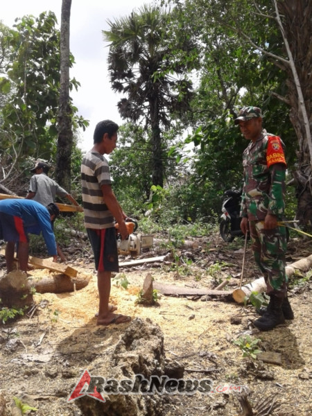 Melalui Karya Bakti, Babinsa Ba’a Perkuat Kebersamaan dan Kepedulian di Desa Suelain