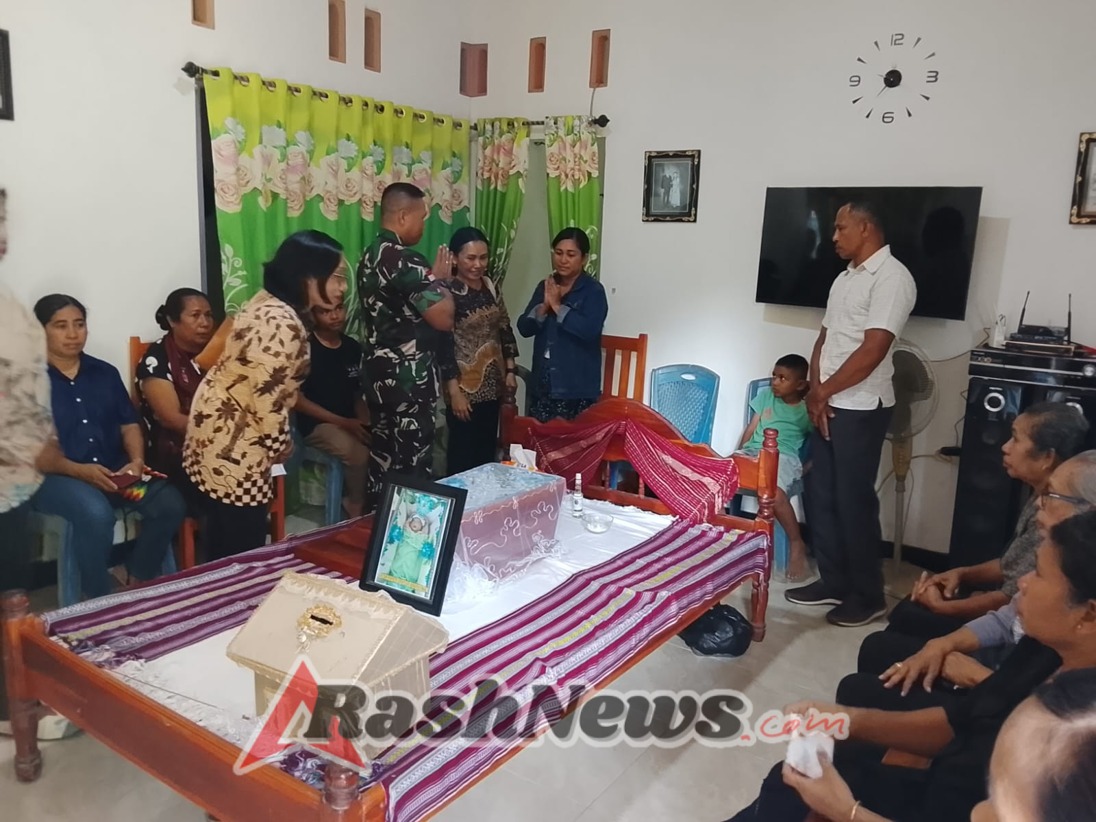 TNI Kupang Berbagi Duka Bersama Keluarga Anggota Koramil