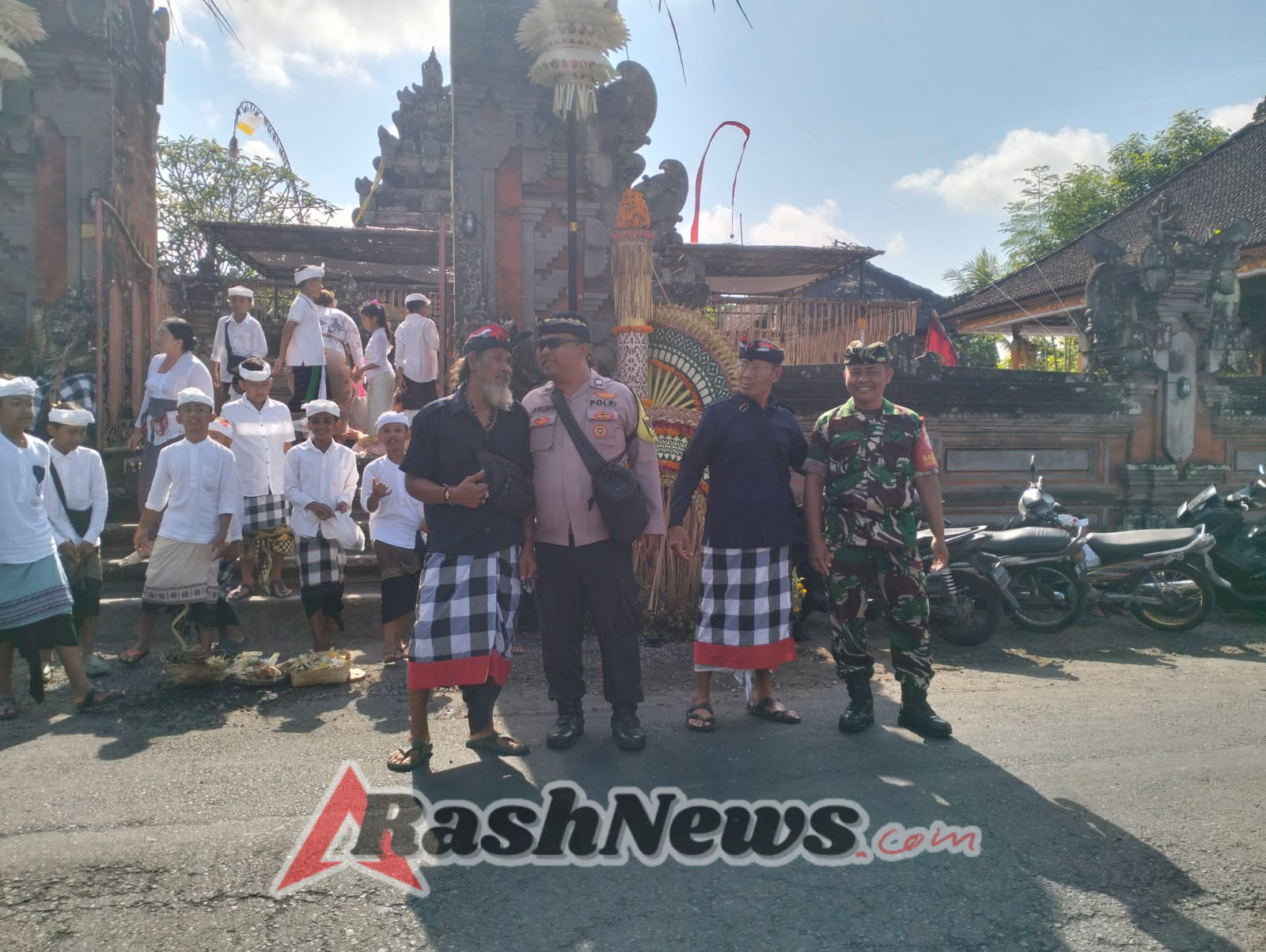 Babinsa Petak Kaja Dukung Kelancaran Tradisi Adat Melalui Pengamanan Piodalan