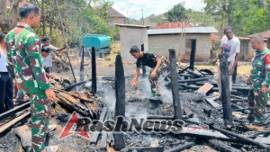 ANGGOTA POS NANANOE LAKUKAN AKSI HEROIK PADAMKAN KEBAKARAN RUMAH WARGA