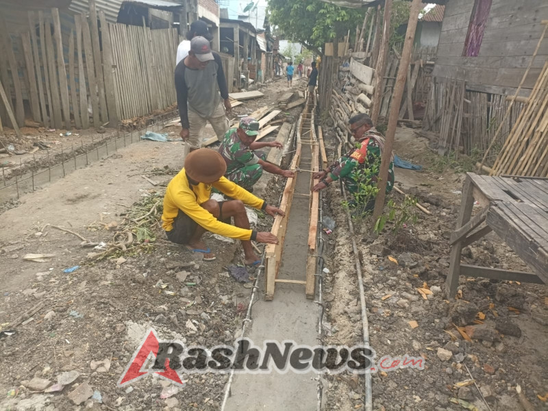 Gotong Royong Perkuat Kemanunggalan, Babinsa Monta Selatan Bersama Warga Cor Parit