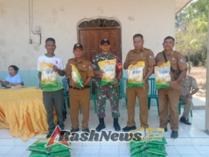 Dukung Stabilitas Harga, Babinsa Koramil 05/Waingapu Dampingi Kegiatan Pasar Murah di Wilayah Binaan