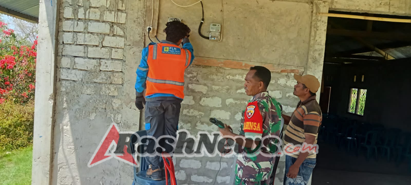 Tunjukkan Kepedulian, Babinsa Dampingi PLN di GKS Lekambela