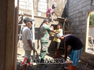 Babinsa Desa Ponu Serda Yanuarius Lau Gotong Royong Bantu Warga Bangun Rumah