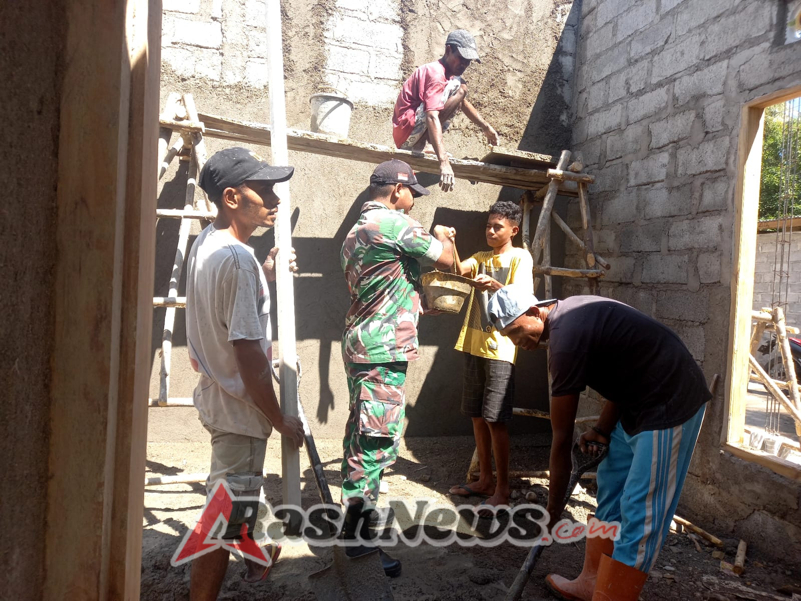 Babinsa Desa Ponu Serda Yanuarius Lau Gotong Royong Bantu Warga Bangun Rumah