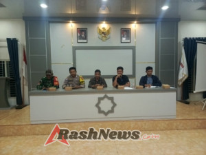 Gotong Royong Semangat Warga Lampok, Babinsa Ikut Bahas Persiapan Harla Desa