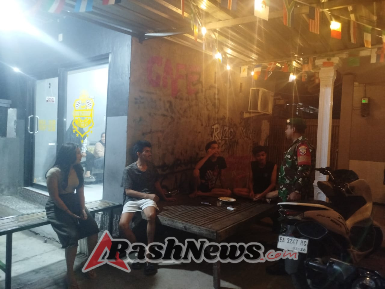 Babinsa Koramil 1628-01/Taliwang Ajak Warga Tingkatkan Kewaspadaan Lewat Patroli Malam