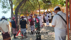 Sinergi Adat dan Militer: Babinsa Pastikan Keamanan Rangkaian Upacara Piodalan Pura Pabean Banyupoh Berjalan Khidmat