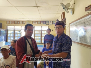 Kehadiran Babinsa Joanyar Bantu Jaga Ketertiban Penyaluran BLT Dana Desa di Kantor Desa Joanyar