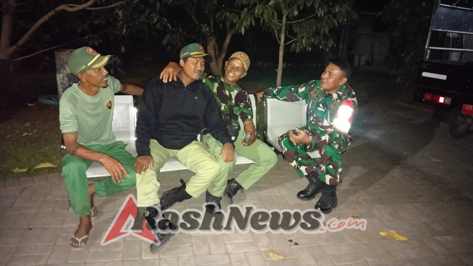 Sinergi Kuat Jaga Keamanan: Babinsa dan Linmas Tukadsumaga Tak Kenal Lelah Patroli Malam