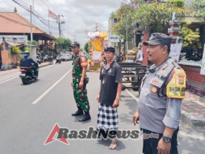 Bhabinkamtibmas Kel. Kesiman Bersama Babinsa dan Unsur Desa Adat Kawal Jalannya Upacara Pelebon di Jl. Surabi