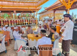 Kapolsek Kubu Hadiri Upacara Keagamaan Sekaligus Laksanakan Program “Jumat Curhat” di Banjar Dinas Muntigunung