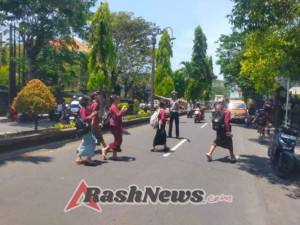 Anggota Lantas Polres Karangasem Laksanakan Penyebrangan Pelajar SMP N 2 Amlapura